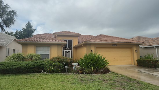 Roof Cleaning in Fort Myers: Signs It’s Time (and What to Avoid)